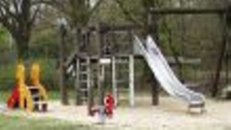  Foto eines Kinderspielplatzes auf einem Altspülfeld