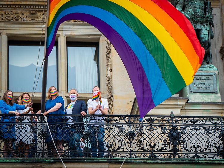 Beflaggung Rathaus Regenbogenfahne 2020