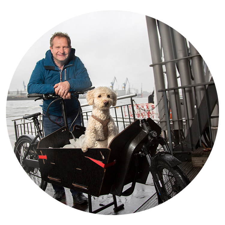  Jens Kerstan mit Lastenrad und Hund
