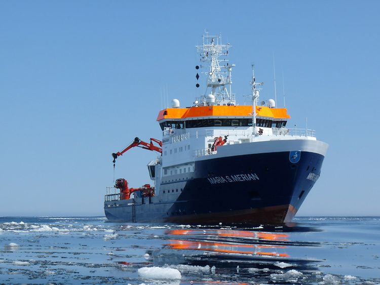  Das Forschungsschiff Maria S. Merian auf dem Meer, umgeben von Eis