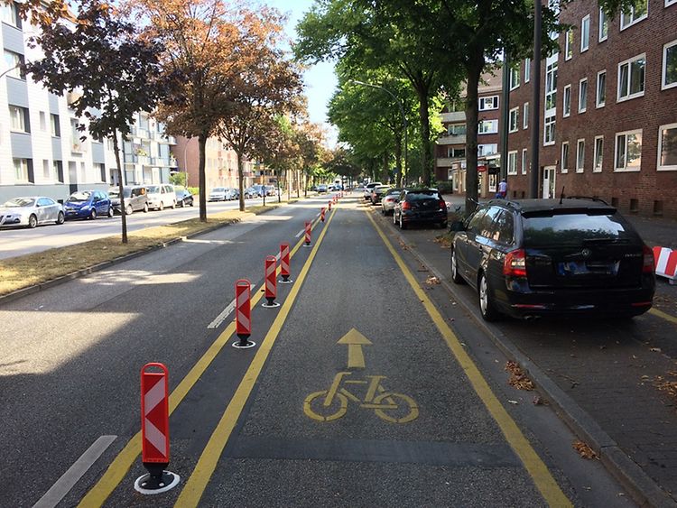  Ein geschützter Fahrradstreifen auf einer leeren Straße mit gelber Markierung