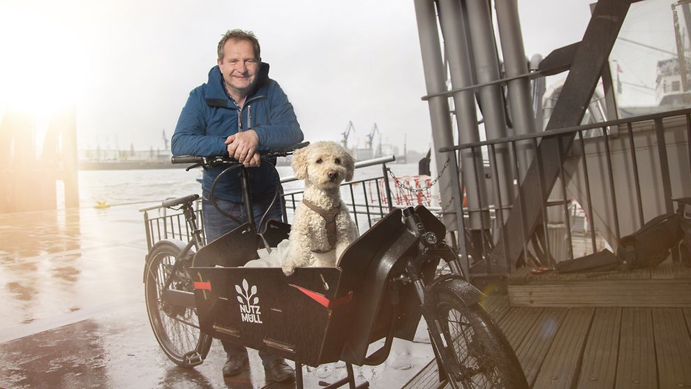 Senator Jens Kerstan mit "Boogie" auf einem Lastenrad.