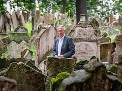  Bürgermeister Tschentscher beim Besuch des Jüdischen Friedhofs
