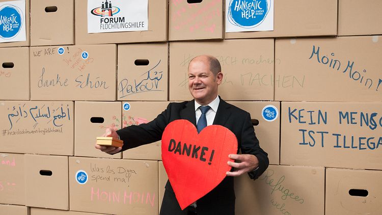 Forum Flüchtlingshilfe am 23. September 2016 auf Kampnagel; Bürgermeister Olaf Scholz in der Foto-Box von Hanseatic Help mit einem großen Herz mit der Aufschrift: "Danke"
