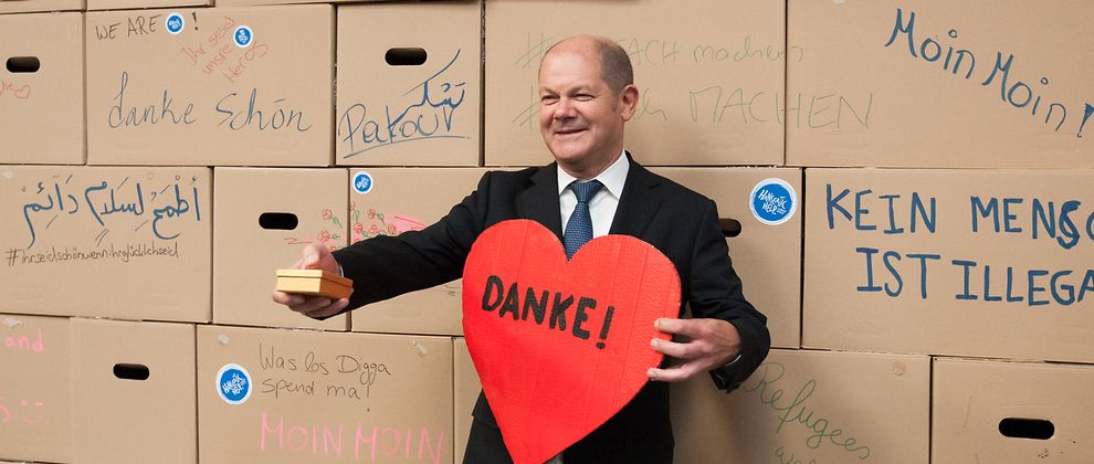 Forum Flüchtlingshilfe am 23. September 2016 auf Kampnagel; Bürgermeister Olaf Scholz in der Foto-Box von Hanseatic Help mit einem großen Herz mit der Aufschrift: 