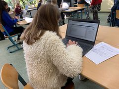  Schülerin arbeitet am Laptop