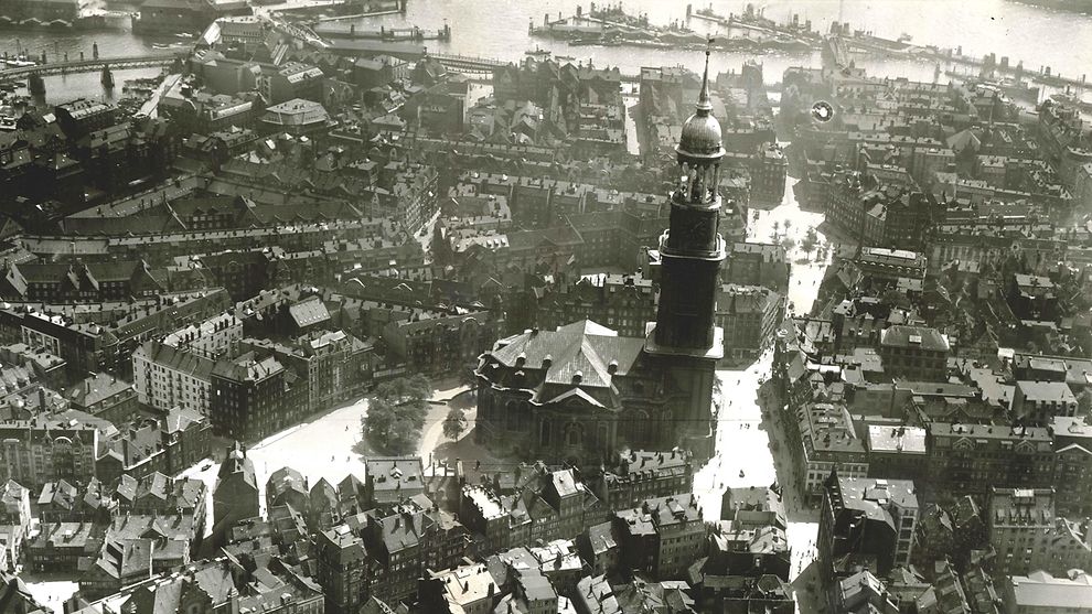 Historisches Luftbild des Michel mit umliegenden Straßen