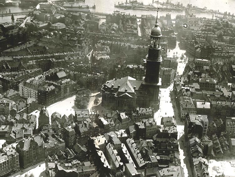  Historisches Luftbild des Michel mit umliegenden Straßen