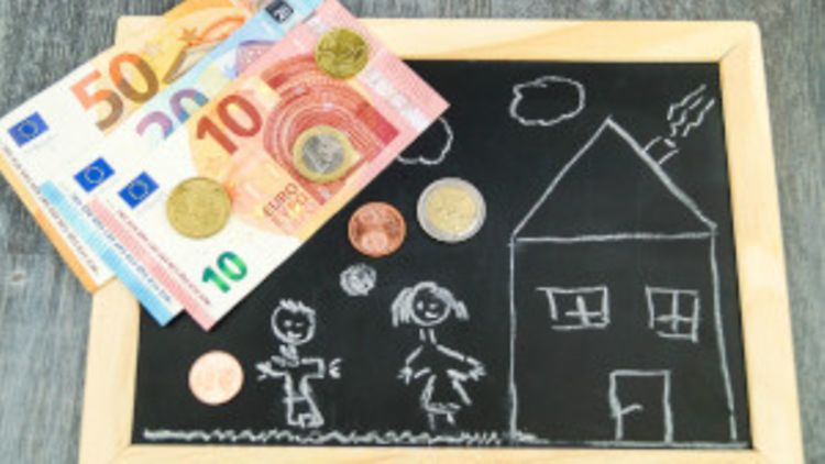  Tafel mit Kinderzeichnung und Geld