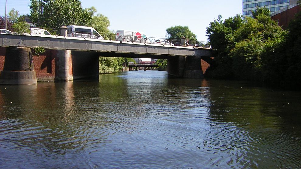 Die zweite Amsinckstraßenbrücke überquert den Mittelkanal.