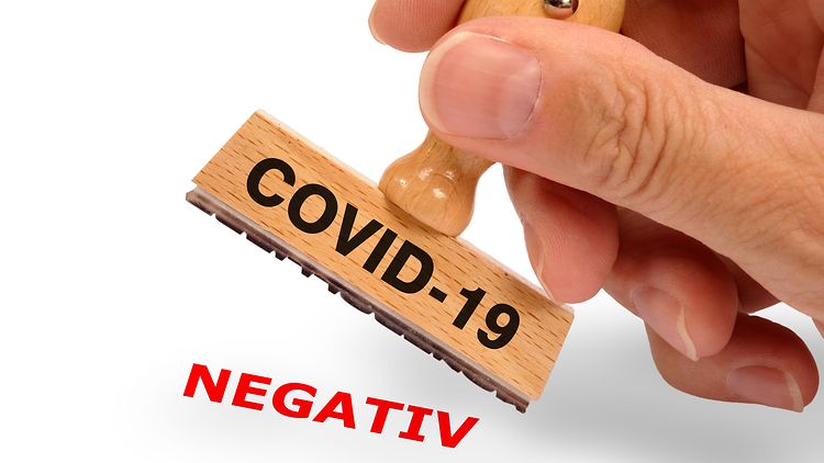  Stempel mit der Aufschrift "Covid-19" stempelt "Negativ".