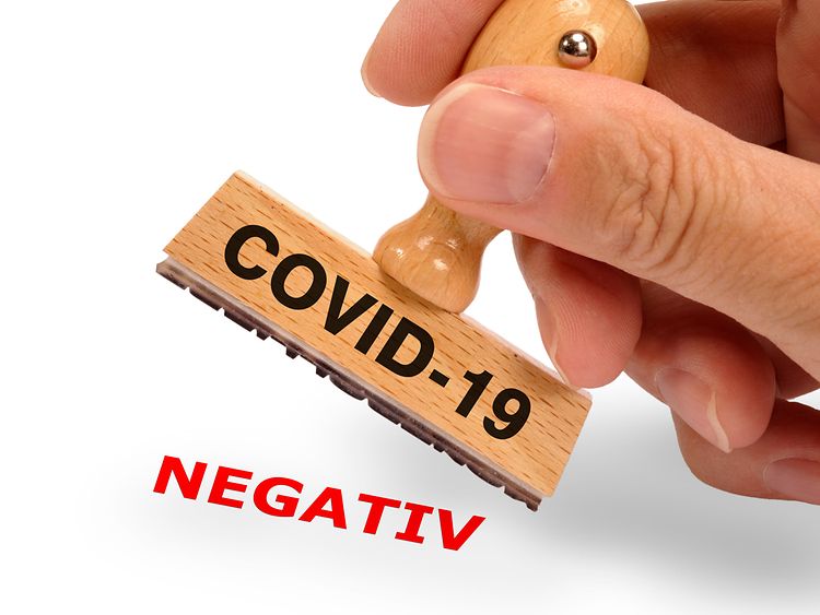  Stempel mit der Aufschrift "Covid-19" stempelt "Negativ".
