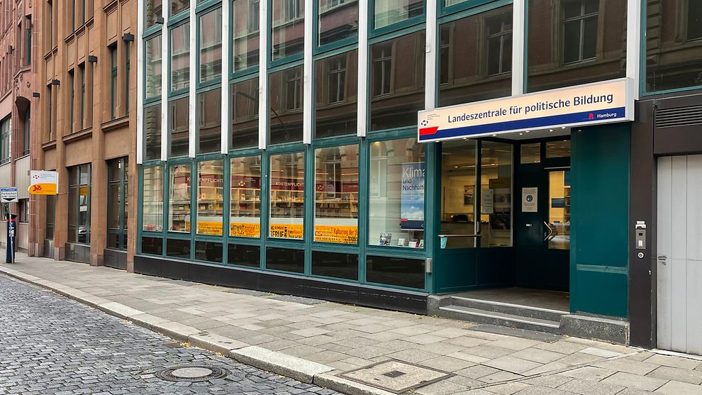 Eingang zum Infoladen der Landeszentrale für politische Bildung in Hamburg im Dammtorwall 1