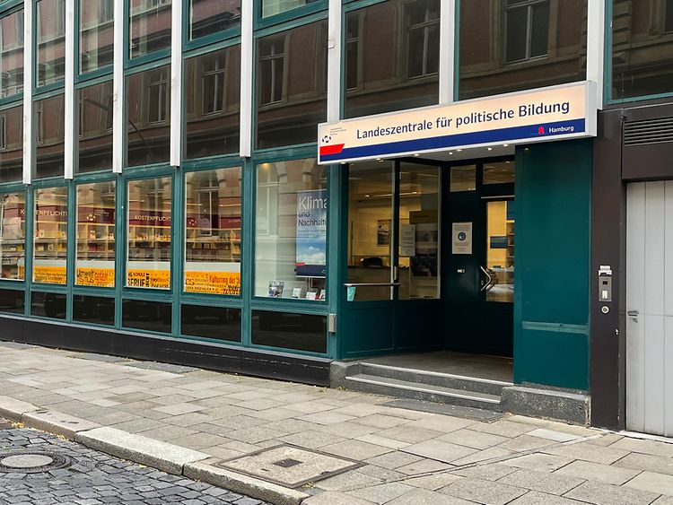  Eingang zum Infoladen der Landeszentrale für politische Bildung in Hamburg im Dammtorwall 1