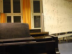  Unterrichtsraum mit Klavierflügel und Notentafel