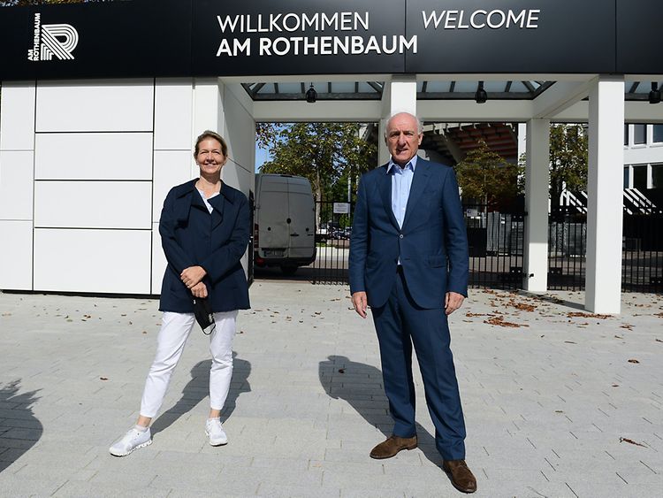  Sandra und Peter-Michael Reichel stehen vor dem Eingang zum Tennisstadion am Rothenbaum