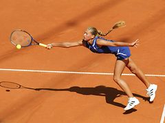  Tennisspielerin Anna Kournikova streckt sich, um einen Ball zu schlagen.