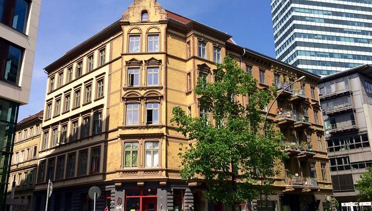 Zu sehen ist die gelbliche Hausfassade eines zum Hamburger Gängeviertel gehörenden Gebäudes 