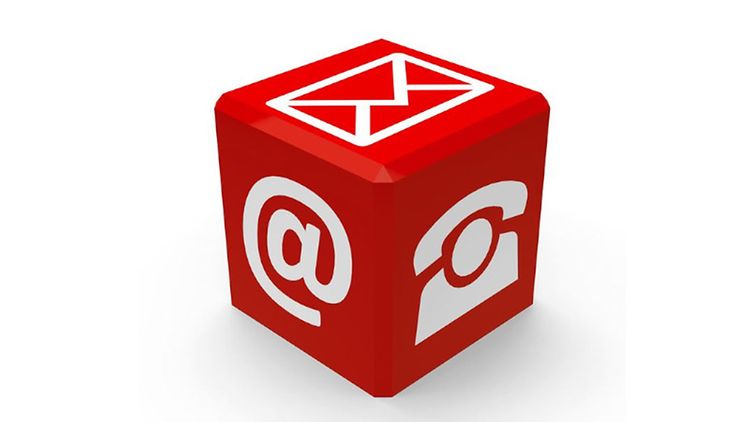  roter Würfel mit Symbolen für Mail, Brief und Telefon