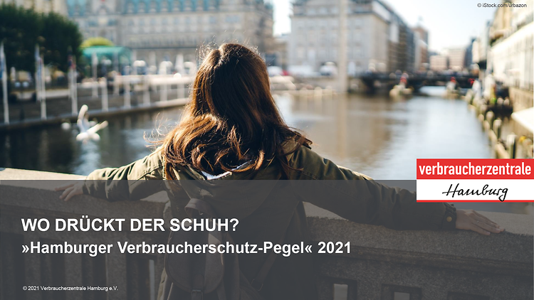  Eine Frau steht auf einer Brücke und guckt auf die Alster. Davor steht in weiß: "Wo drückt der Schuh? Hamburger Verbraucherschutz-Pegel 2021"