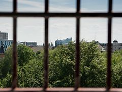 Blick durch ein vergittertes Fenster auf die Elbphilharmonie