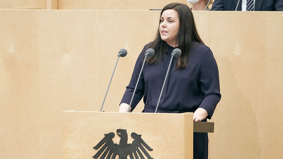 Justizsenatorin Anna Gallina steht an einem Rednerpult im Bundesrat