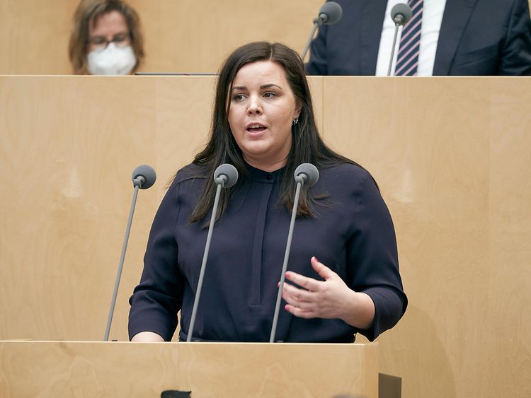  Justizsenatorin Anna Gallina steht an einem Rednerpult im Bundesrat