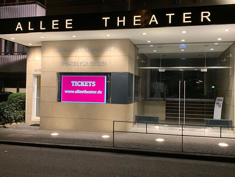  Der Eingang des Allee Theaters bei Nacht