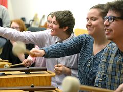  Schülerinnen und Schüler mit und ohne Handicap spielen gemeinsam auf einem Xylophon.