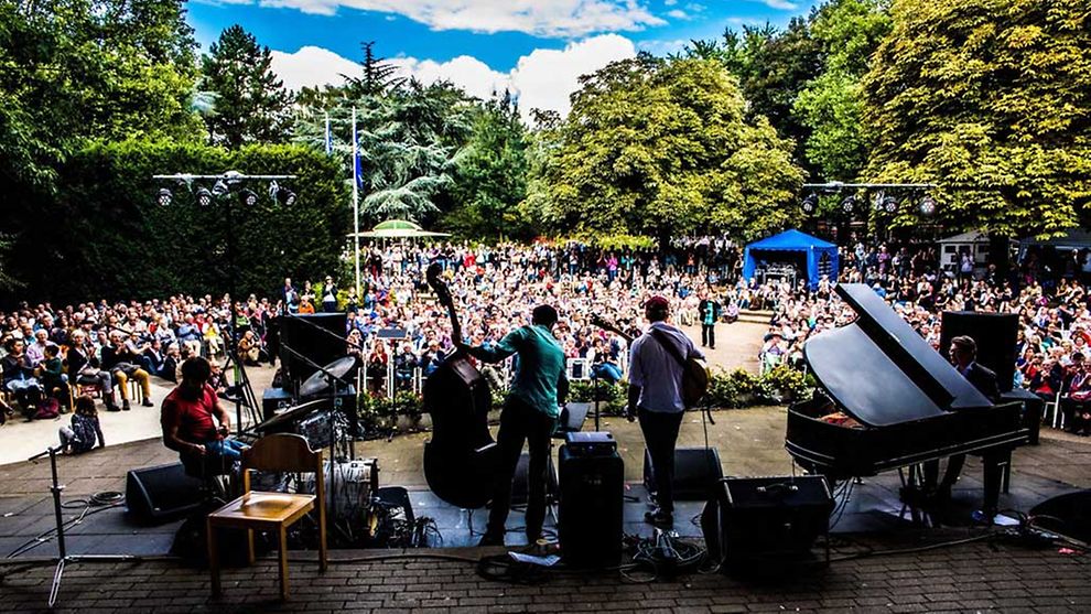 Ein Auftritt einer Band beim Jazz Open 2019. Zu sehen ist eine Band auf der Bühne von hinten und im Hintergrund ist das Publikum zu sehen. 