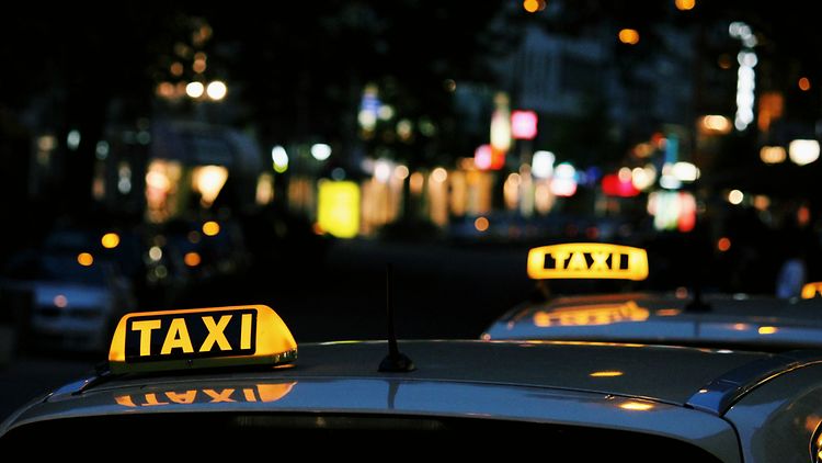  Taxis bei Nacht