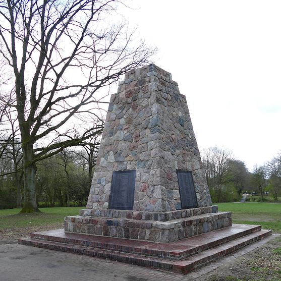 Denkmalgeschütztes Kriegerdenkmal in der Grünanlage am Anny-Tollens-Weg / Altrahlstedter Stieg 
