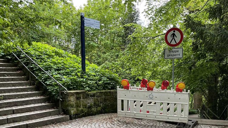  Das Foto zeigt die Treppenanlage Lüdemannsweg mit einer Absperrung und dem Schild Durchgang verboten - Treppe gesperrt