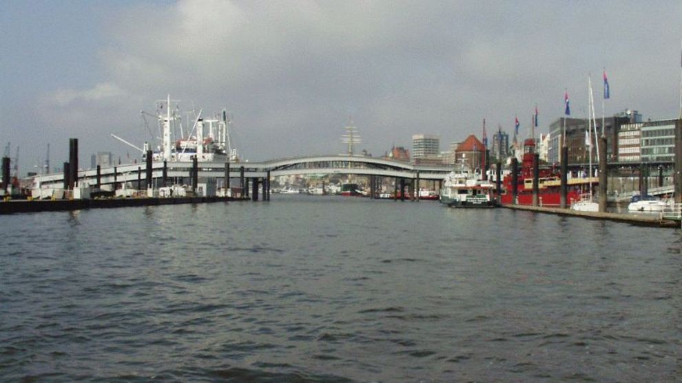  Blick über das Wasser zur Überseebrücke im Hamburger Hafen.