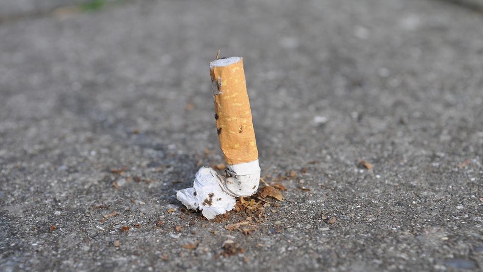  Zigarettenkippe auf dem Boden