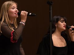  Zwei Schülerinnen und Schüler singen im Duett. 