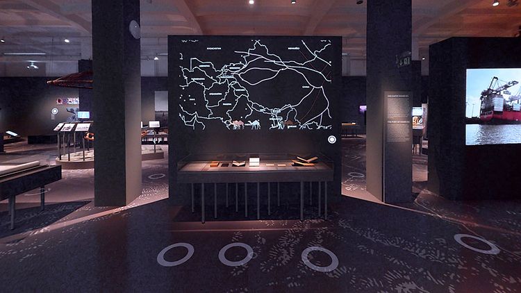  Blick in den Ausstellungssaal im Museum am Rothenbaum mit interaktiven digitalen Stationen