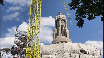  Bismarck-Denkmal in Hamburg mit Baugerüst und Kran