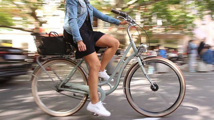  Das Foto zeigt eine Frau auf einem Fahrrad