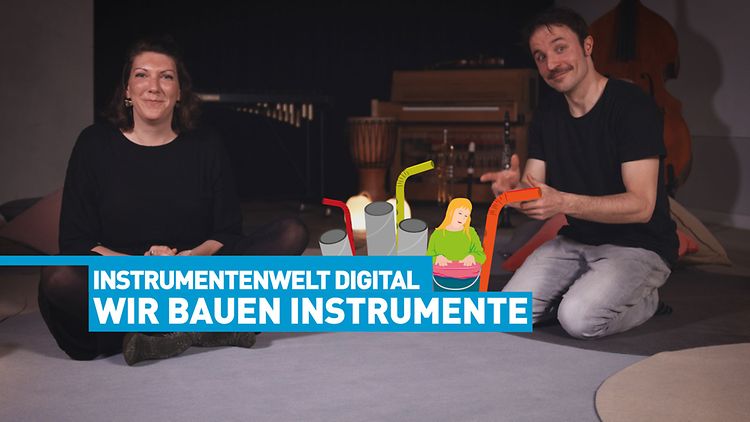  Ein Mann und eine Frau knien auf dem Boden, davor ein Sprachband: Instrumentenwelt Digital - Wir bauen Instrumente