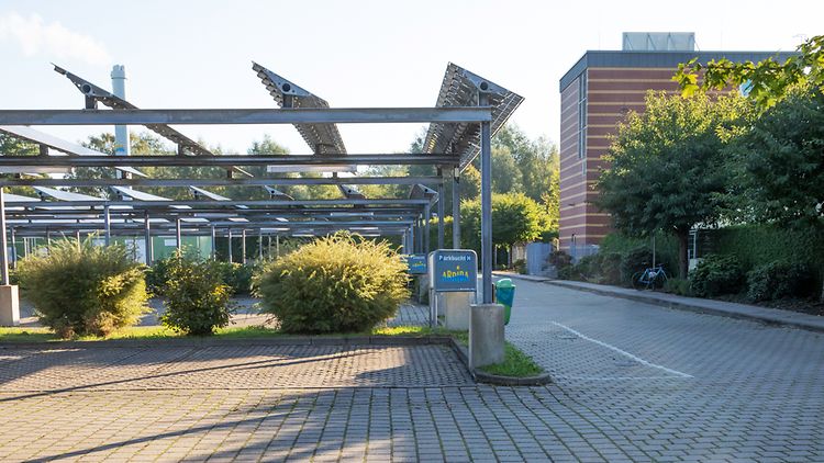 Parklätze des ARRIBA Erlebnisbades in Norderstedt überspannt mit Photovoltaik-Anlagen.