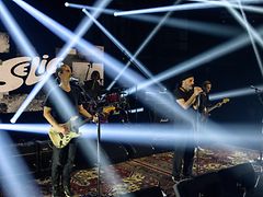  Die Rockband Selig auf der Bühne im Scheinwerferlicht.