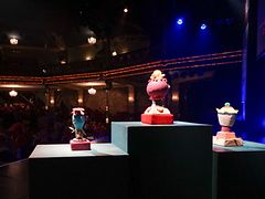  Drei Stoffpokale des Hamburger Comedy Pokals im Design von Nina Helbing