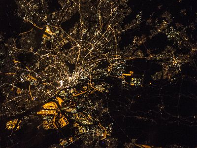  Nachtaufnahme der Stadt Hamburg aus dem Weltall.