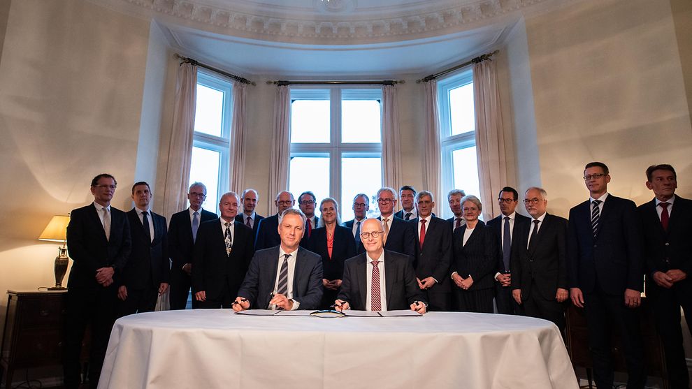 Bürgermeister Peter Tschentscher (Mitte) beim runden Tisch "Bündnis für die Industrie der Zukunft" 