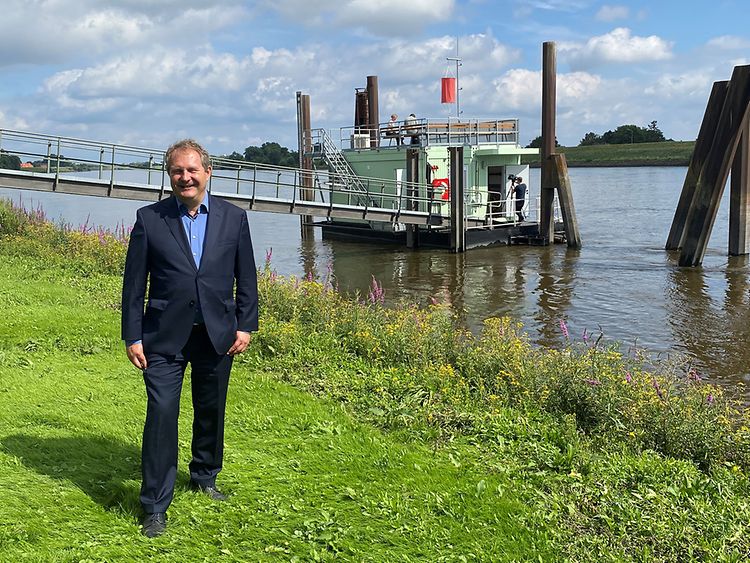  Senator Jens Kerstan vor der Wassergüte-Messstation Bunthaus