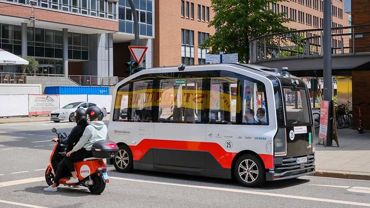  Ein moderner selbstfahrender Bus in der hafencity