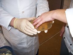  Hygiene-Untersuchung: Handabdruck in einer Großküche