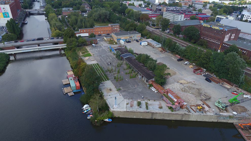 Eine Luftansicht zeigt das Gelände des ehemaligen Recyclingshofs am südlichen Ende des Hochwasserbassins. Die Fläche wird seit 2019 im Projekt PARKS umgestaltet und gemeinschaftlich genutzt.