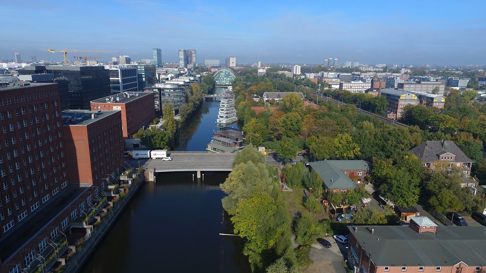 Das Bild zeigt eine Luftansicht des Hochwasserbassins, entlang dessen der Alster-Bille-Elbe-Grünzug verlaufen wird.